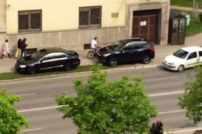 Diplomate parkiraju na zelenoj površini i biciklističkoj stazi