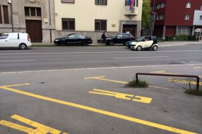 Diplomate parkiraju na zelenoj površini i biciklističkoj stazi