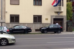 Diplomate parkiraju na zelenoj površini i biciklističkoj stazi