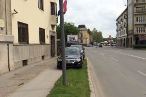 Diplomate parkiraju na zelenoj površini i biciklističkoj stazi