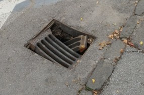 Polomljen šaht u ulici Vuka Karadžića