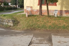Oštećen kolovoz na uglu ulica Milutina Uskokovića i Titusa Dugovića