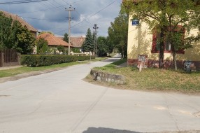 Oštećen kolovoz na uglu ulica Milutina Uskokovića i Titusa Dugovića