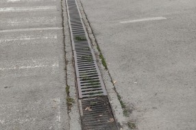 Oštećeni, napunjeni zemljom i lišćem slivnici  kod bazena na Prozivci