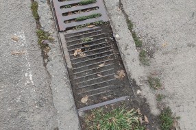 Oštećeni, napunjeni zemljom i lišćem slivnici  kod bazena na Prozivci