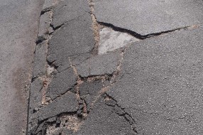 Opasan trotoar na uglu Zetske i Heroja Pinkija