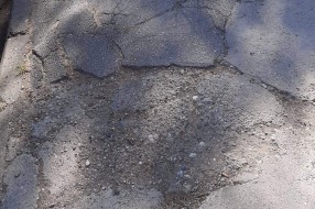 Opasan trotoar na uglu Zetske i Heroja Pinkija