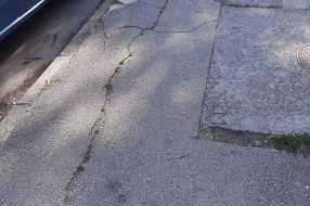 Opasan trotoar na uglu Zetske i Heroja Pinkija