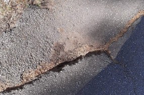 Opasan trotoar na uglu Zetske i Heroja Pinkija