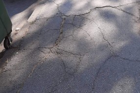 Opasan trotoar na uglu Zetske i Heroja Pinkija