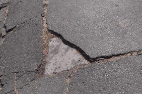 Opasan trotoar na uglu Zetske i Heroja Pinkija