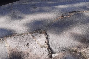Opasan trotoar na uglu Zetske i Heroja Pinkija