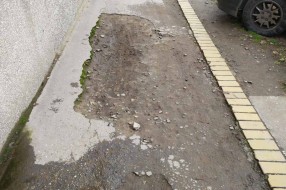 Trotoar blizu Buvljaka u katastrofalnom stanju