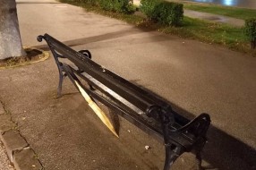 Polomljena klupa kod autobuske stanice Lifka