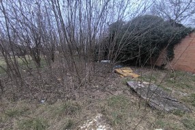 Divlja deponija pored igrališta u Aleksandrovu
