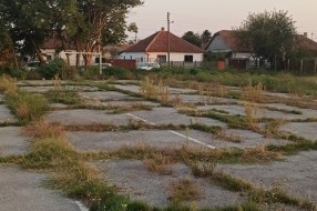 Zapušten teren između zabavišta i škole u Malom Bajmoku