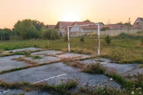 Zapušten teren između zabavišta i škole u Malom Bajmoku