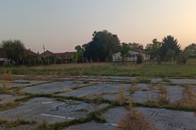Zapušten teren između zabavišta i škole u Malom Bajmoku