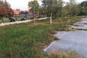 Zapušten teren između zabavišta i škole u Malom Bajmoku