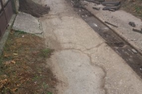 Uništavanje travnjaka, prilaza i druge javne površine zbog polaganja kablova (Kertvaroš)