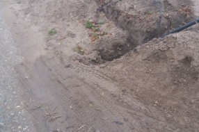 Uništavanje travnjaka, prilaza i druge javne površine zbog polaganja kablova (Kertvaroš)