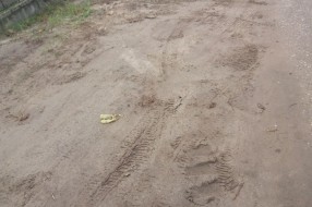 Uništavanje travnjaka, prilaza i druge javne površine zbog polaganja kablova (Kertvaroš)