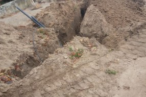 Uništavanje travnjaka, prilaza i druge javne površine zbog polaganja kablova (Kertvaroš)