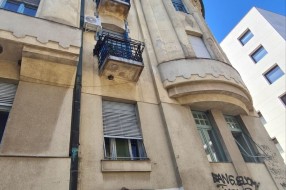 Oronula fasada u centru grada (Nušićeva ulica)