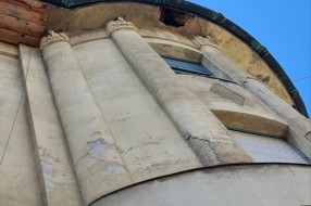 Oronula fasada u centru grada (Nušićeva ulica)