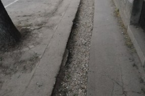 Neprohodan trotoar u ulici Matije Gubca