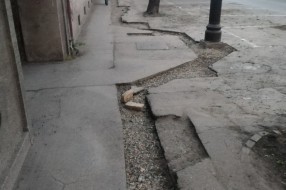 Neprohodan trotoar u ulici Matije Gubca