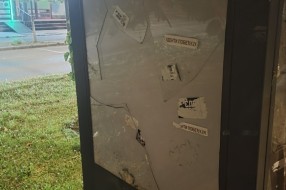 Razbijeno staklo na pametnoj klupi na Radijalcu!