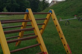 Polomljeno igralište u mesnoj zajednici Peščara