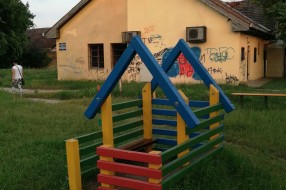 Polomljeno igralište u mesnoj zajednici Peščara