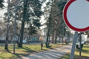 Automobili u parku u centru Tavankuta