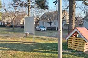 Automobili u parku u centru Tavankuta