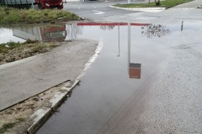Posle malo veće kiše stvara se "jezero" na putu kod benzinske pumpe pre "Rode"