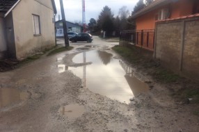 Zadržavanje kišnice u ulici nakon radova na vodovodnoj mreži
