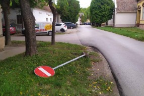 Izvađen znak u ulici Biskupa Lajče Budanovića
