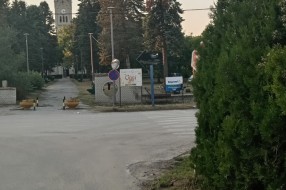 Zaklonjeni saobraćajni znakovi u Donjem Tavankutu
