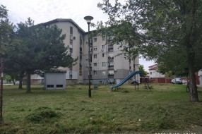Nepokošena trava na igralištu na Karađorđevom putu