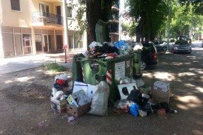 Odnošenje smeća ispred zgrade u Braće Radić 118