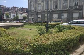 Sarićev spomenik i zelena površina