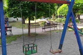 Opasnost za decu! Nebezbedno igralište kod dispanzera