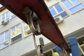Opasnost za decu! Nebezbedno igralište kod dispanzera