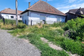 Nepokošena površina - nepregledna raskrsnica ulice Daruvarske na Bajskom putu