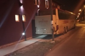 Nepropisno parkirana vozila na raskrsnici Mačvanske i Gundulićeve ulice