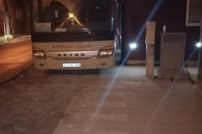 Nepropisno parkirana vozila na raskrsnici Mačvanske i Gundulićeve ulice
