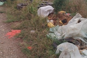Odlaganje komunalnog otpada prerasta u divlju deponiju (Ulica Željka Milivojevića)