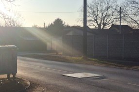 Prekrivena šahta neobeležena (Teslina ulica)
